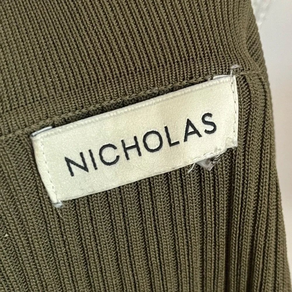 NICHOLAS collared button